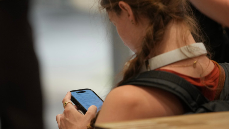 UK unveils plans for social media curfew for older teens—but it's voluntary